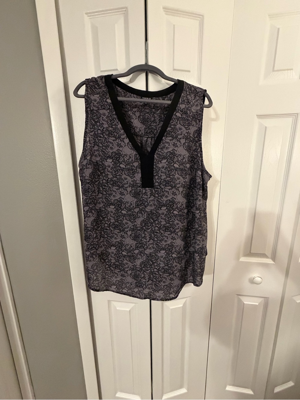 torrid Gray Floral Sleeveless V-Neck Tank with Black Trim-hidden skulls